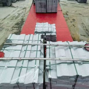 龙岩 芝麻白仿形加直形路沿石出货日常