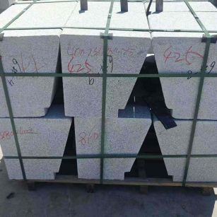 龙岩 芝麻白异形坐凳，石凳