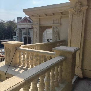 龙岩 黄金麻别墅外墙干挂雕花配合阳台栏杆花瓶柱