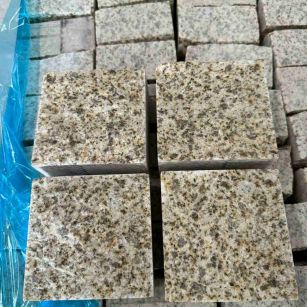 龙岩 黄金麻花岗岩自然面小方块，弹石，马蹄石等