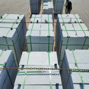 龙岩 芝麻白花岗岩5公分地铺石 花岗岩厂家工厂装车日常