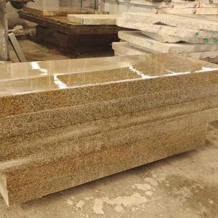 龙岩 黄金麻栏杆料半成品加工中