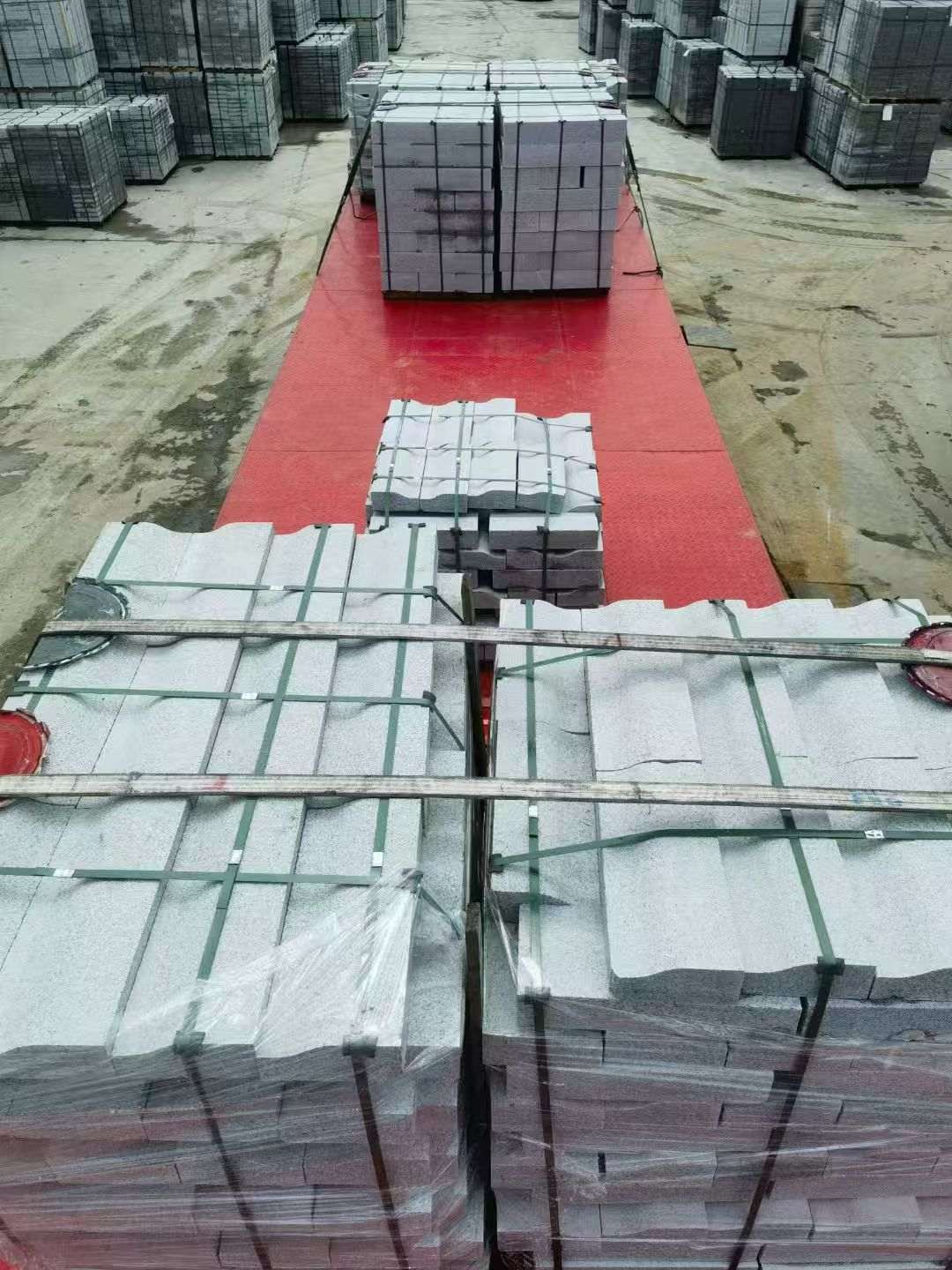 龙岩 芝麻白仿形加直形路沿石出货日常