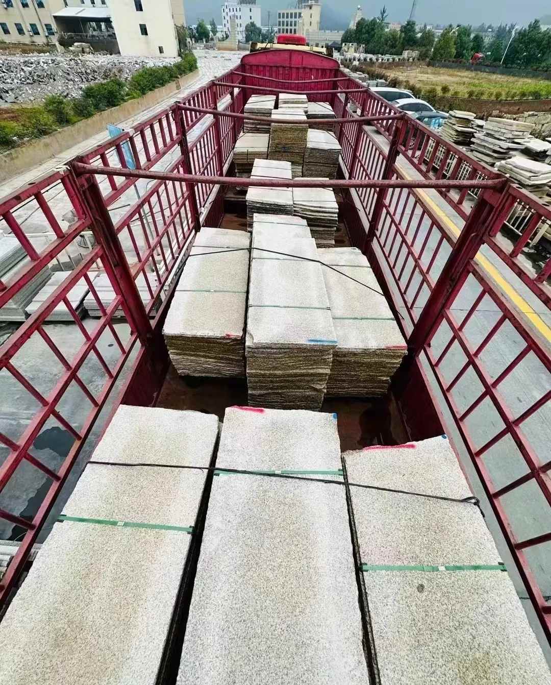 龙岩 黄金麻花岗岩荔枝面，光面毛板装车完成