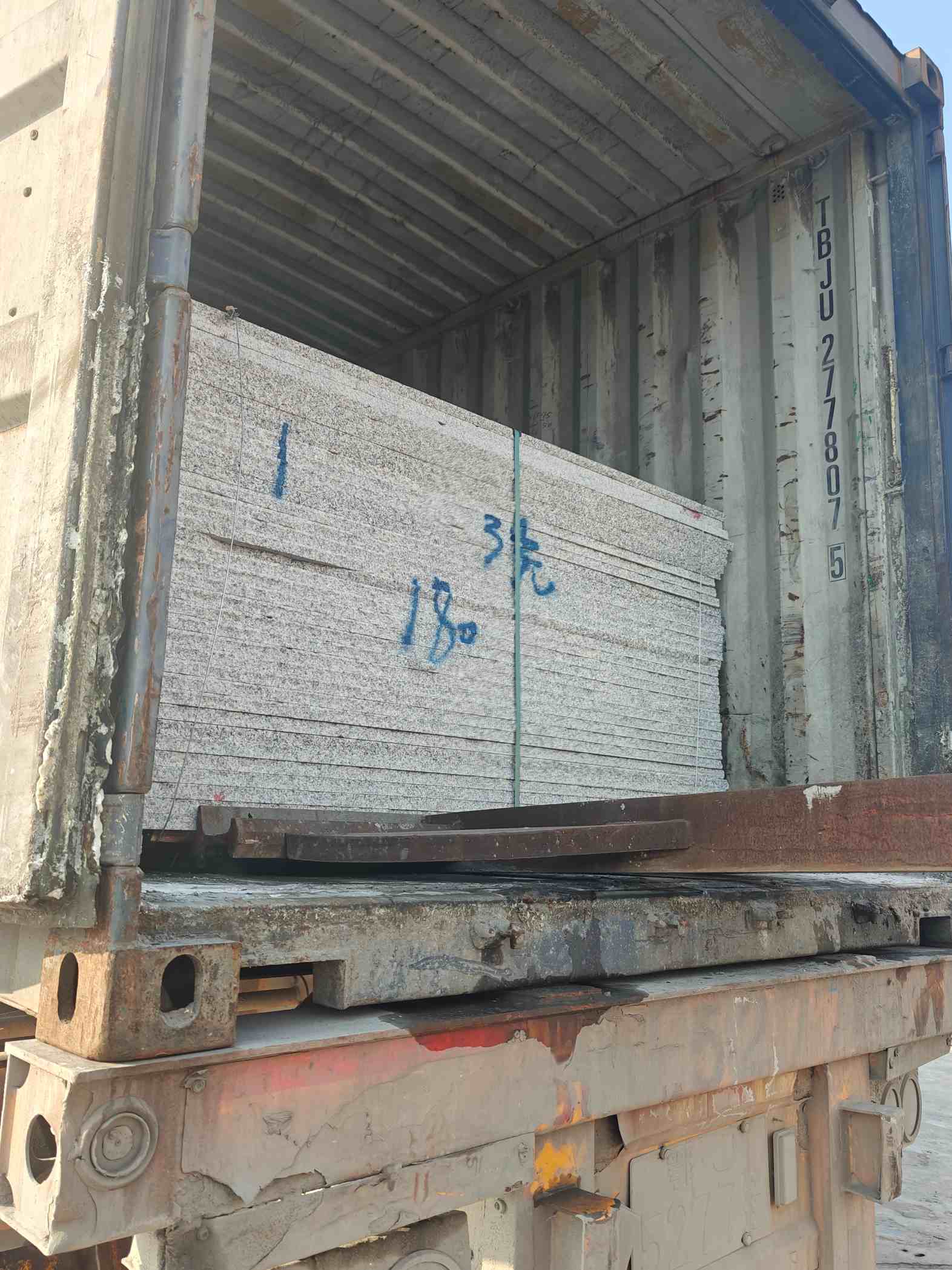 龙岩 芝麻白花岗岩石材3.0公分光面毛板装柜出货