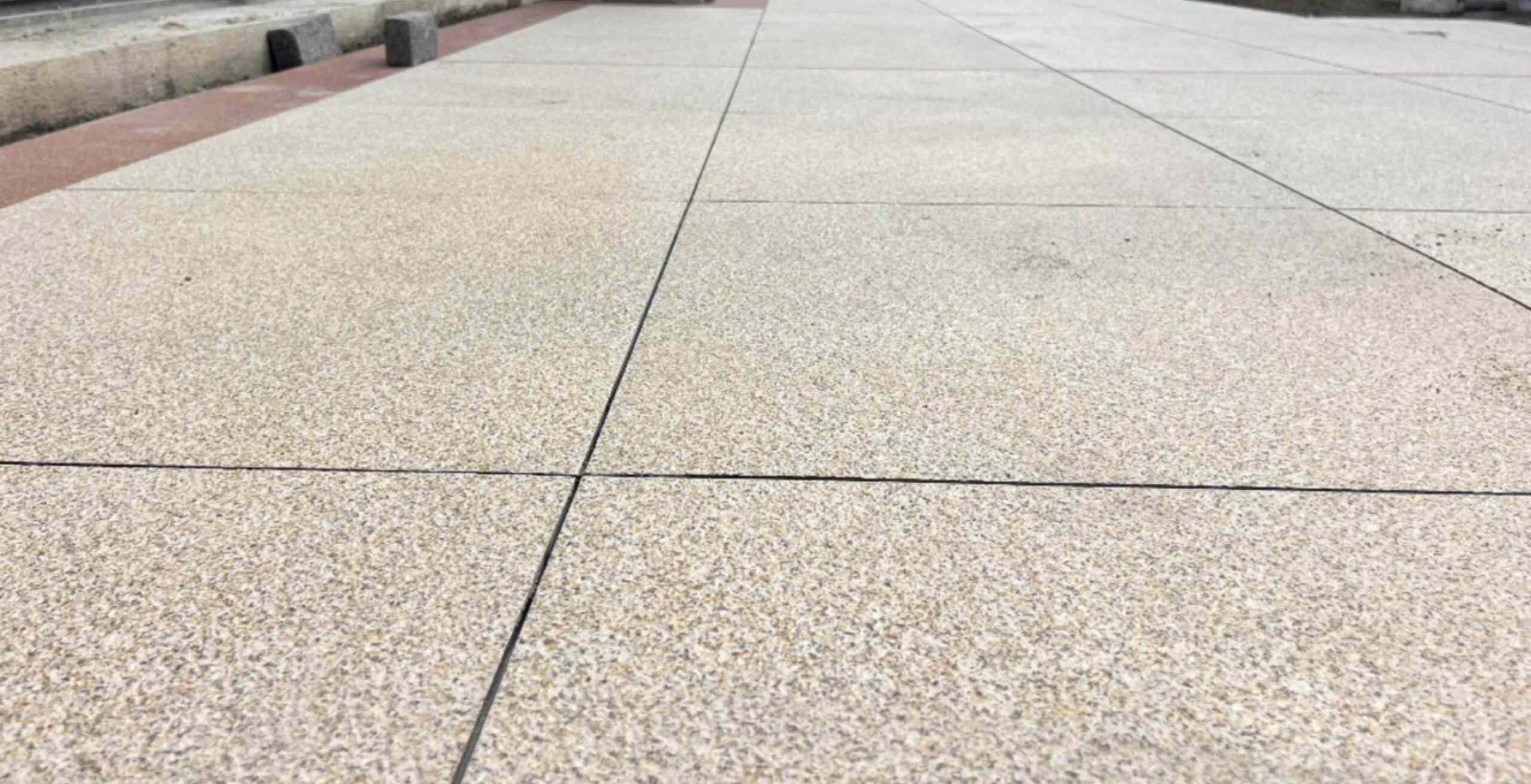 龙岩 黄金麻花岗岩石板材荔枝面地面铺装效果