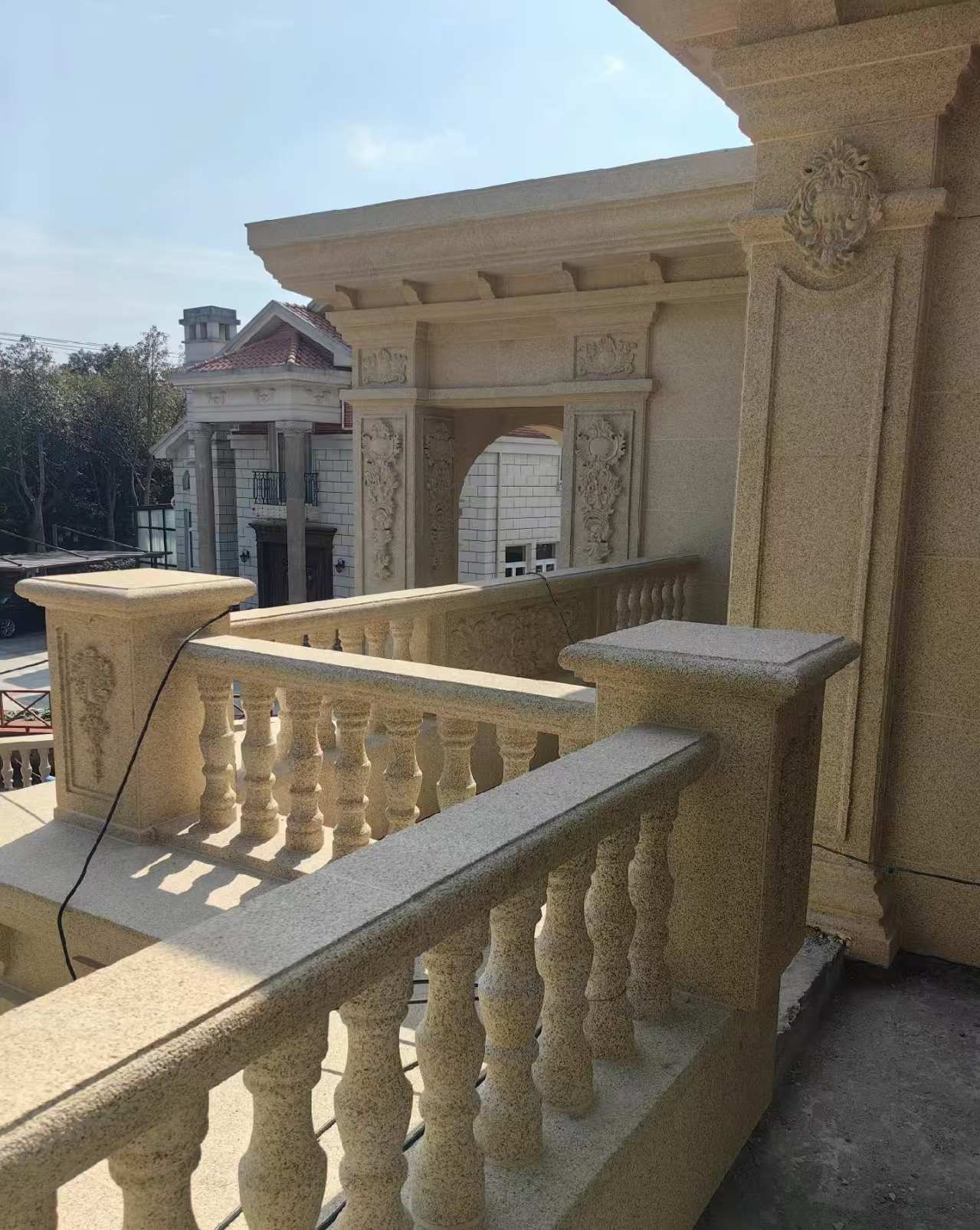 龙岩 黄金麻别墅外墙干挂雕花配合阳台栏杆花瓶柱