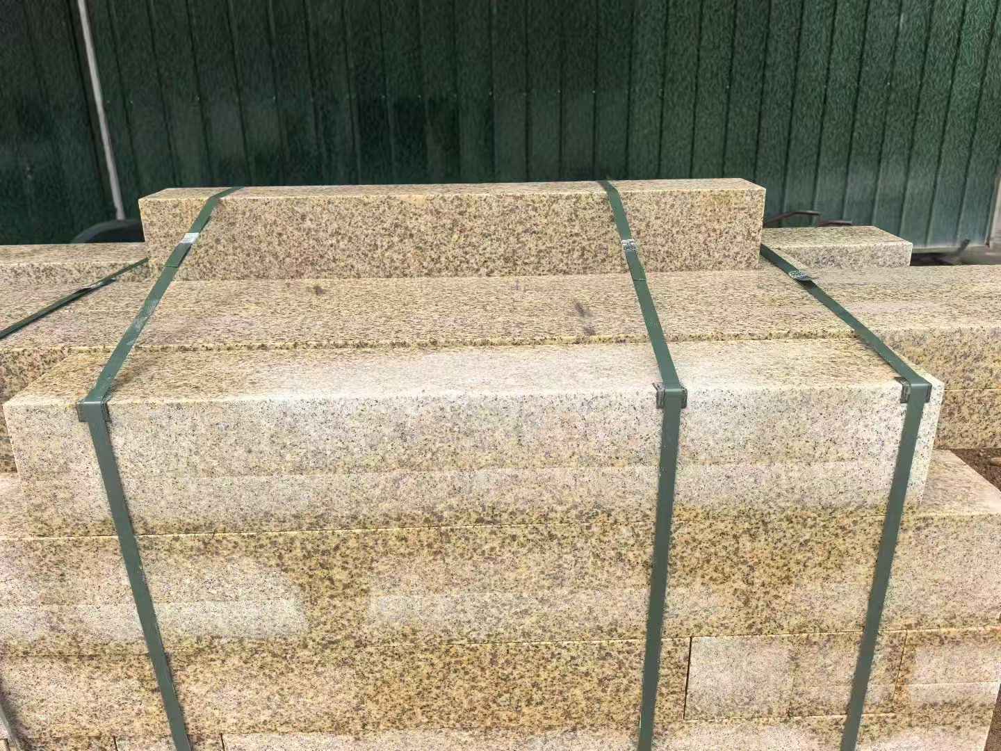 龙岩 黄金麻花岗岩石材机切面栏杆料半成品