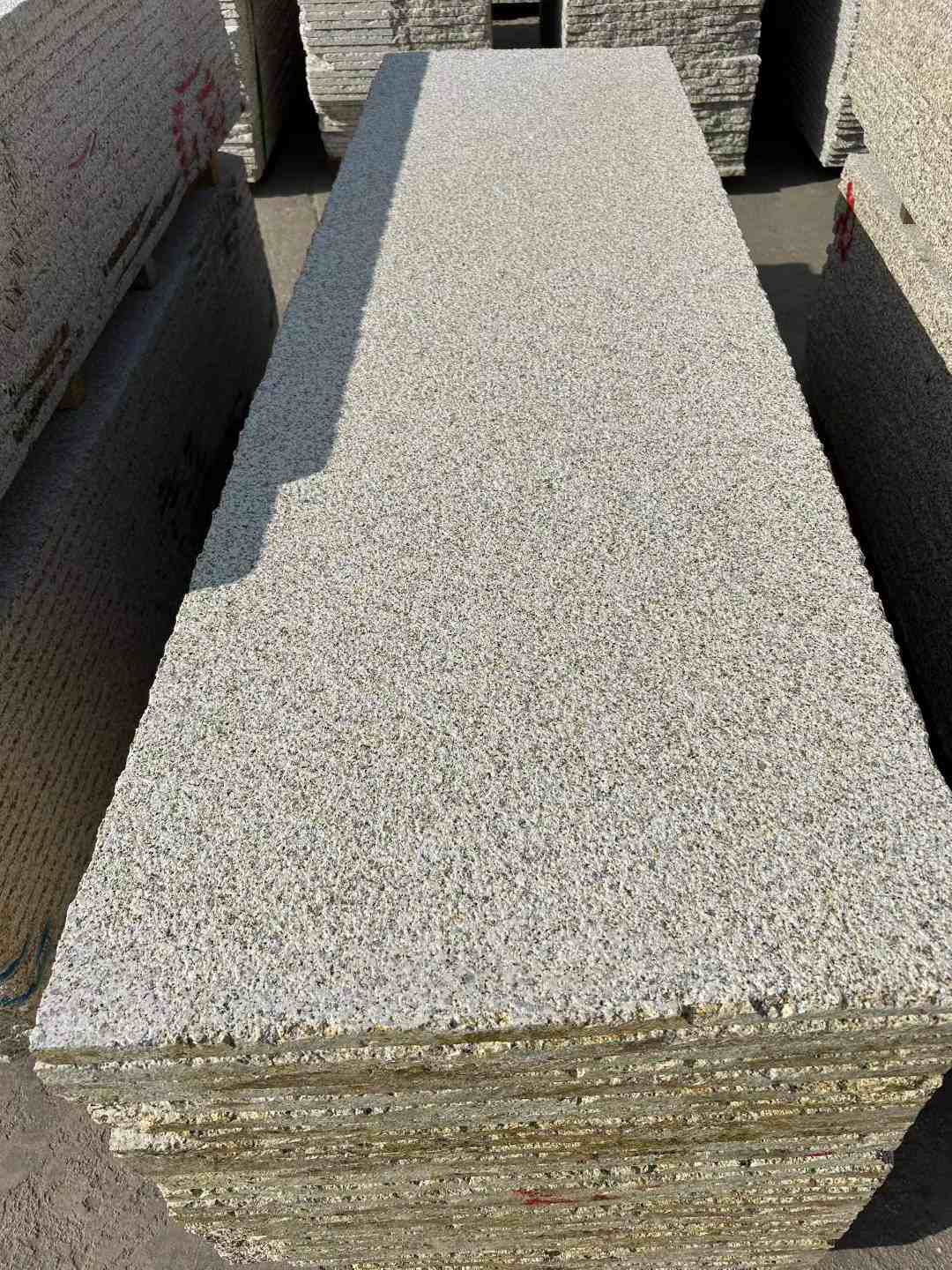 龙岩 黄金麻花岗岩荔枝面毛板，半成品