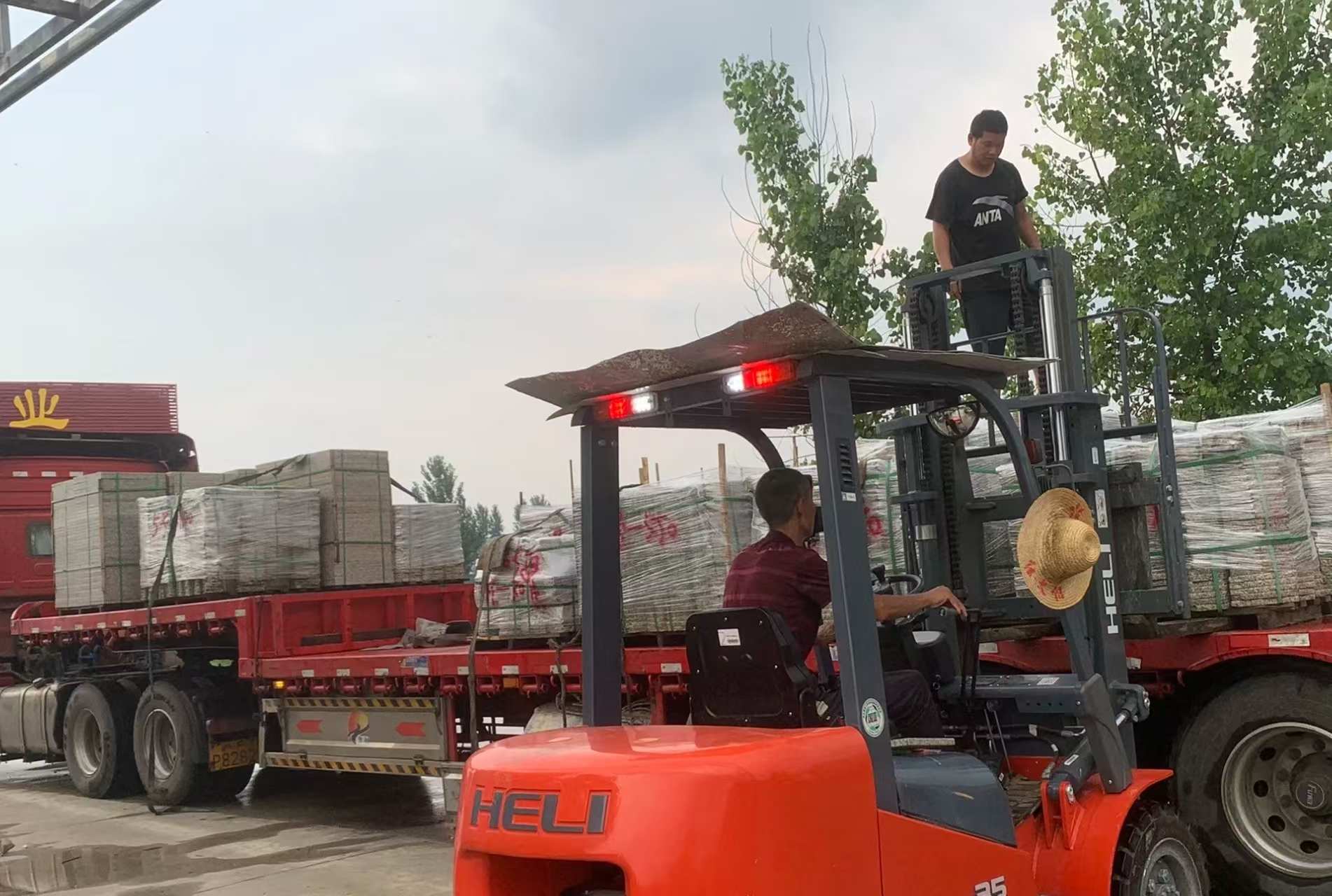 龙岩 黄金麻冰裂纹，地铺石装车