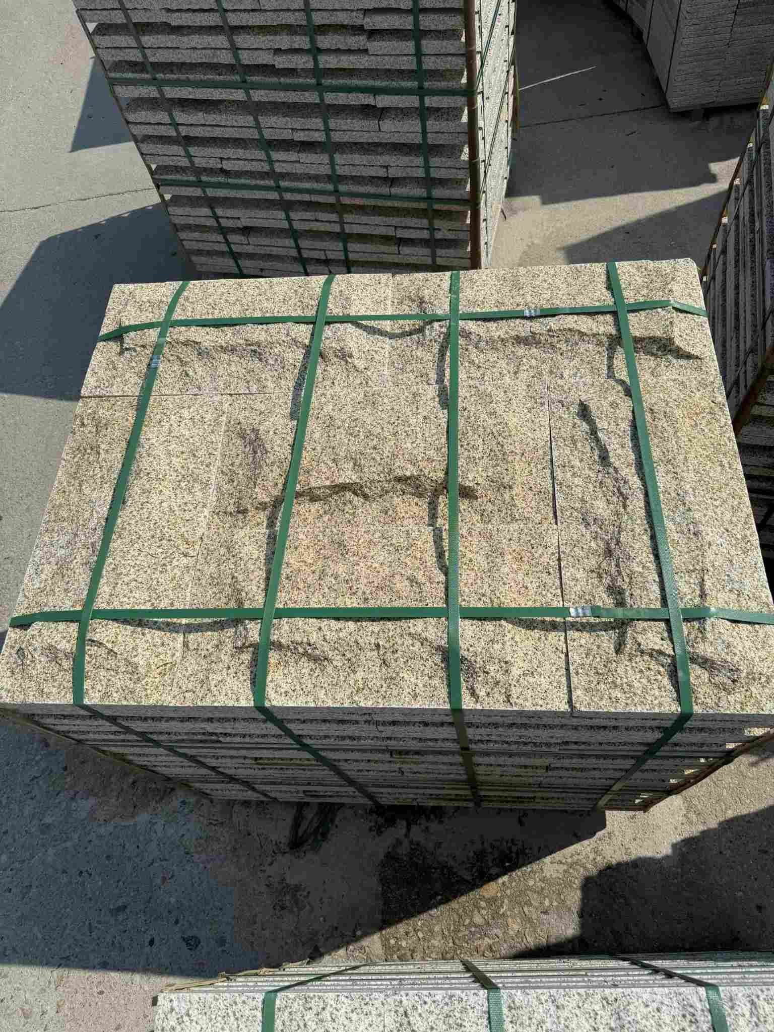 龙岩 黄金麻花岗岩石材自然面蘑菇石成品