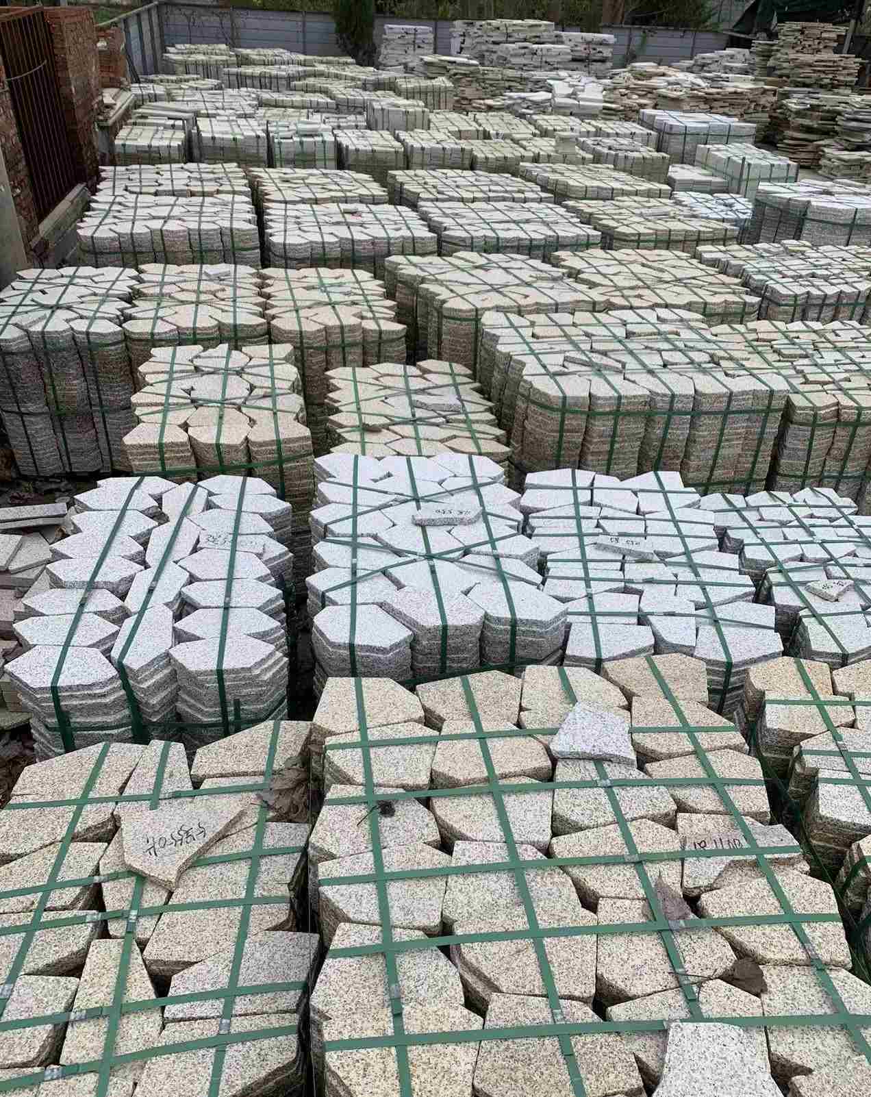 龙岩 黄金麻白麻花岗岩荔枝面地铺石(冰裂纹)