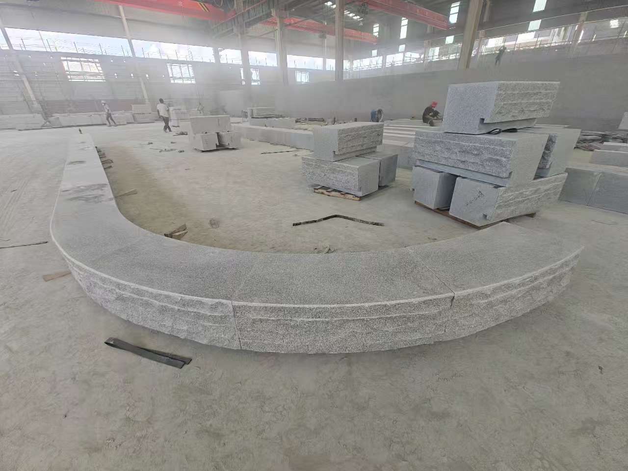 龙岩 芝麻白异形坐凳，自然面光面弧形加工