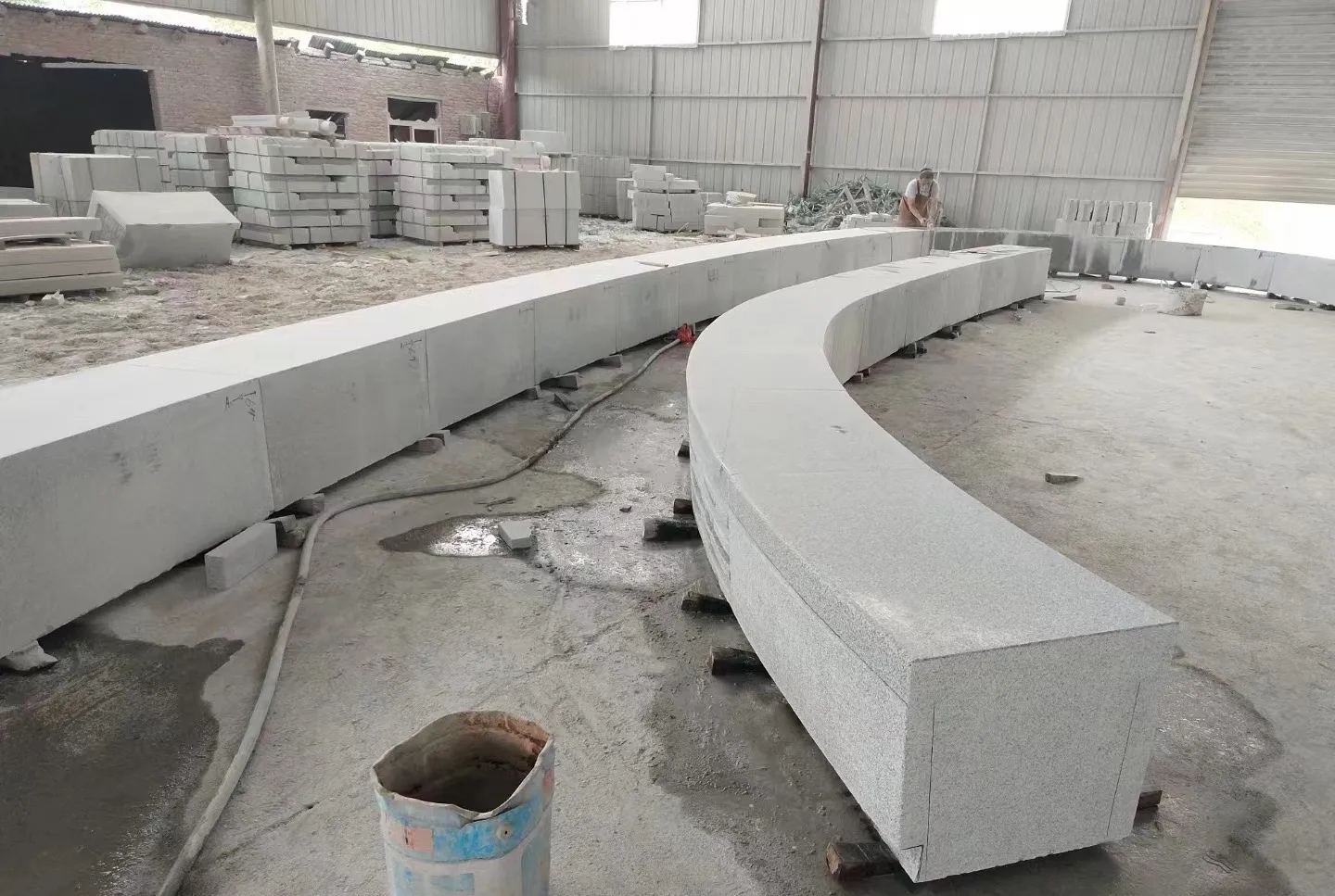 龙岩芝麻白花岗岩石板材 园林光面弧形坐凳