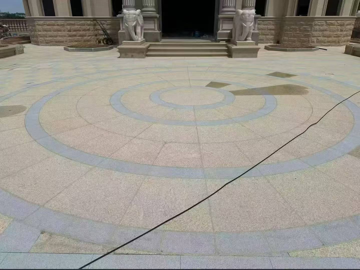 龙岩 黄金麻芝麻灰花岗岩石材地铺拼接效果