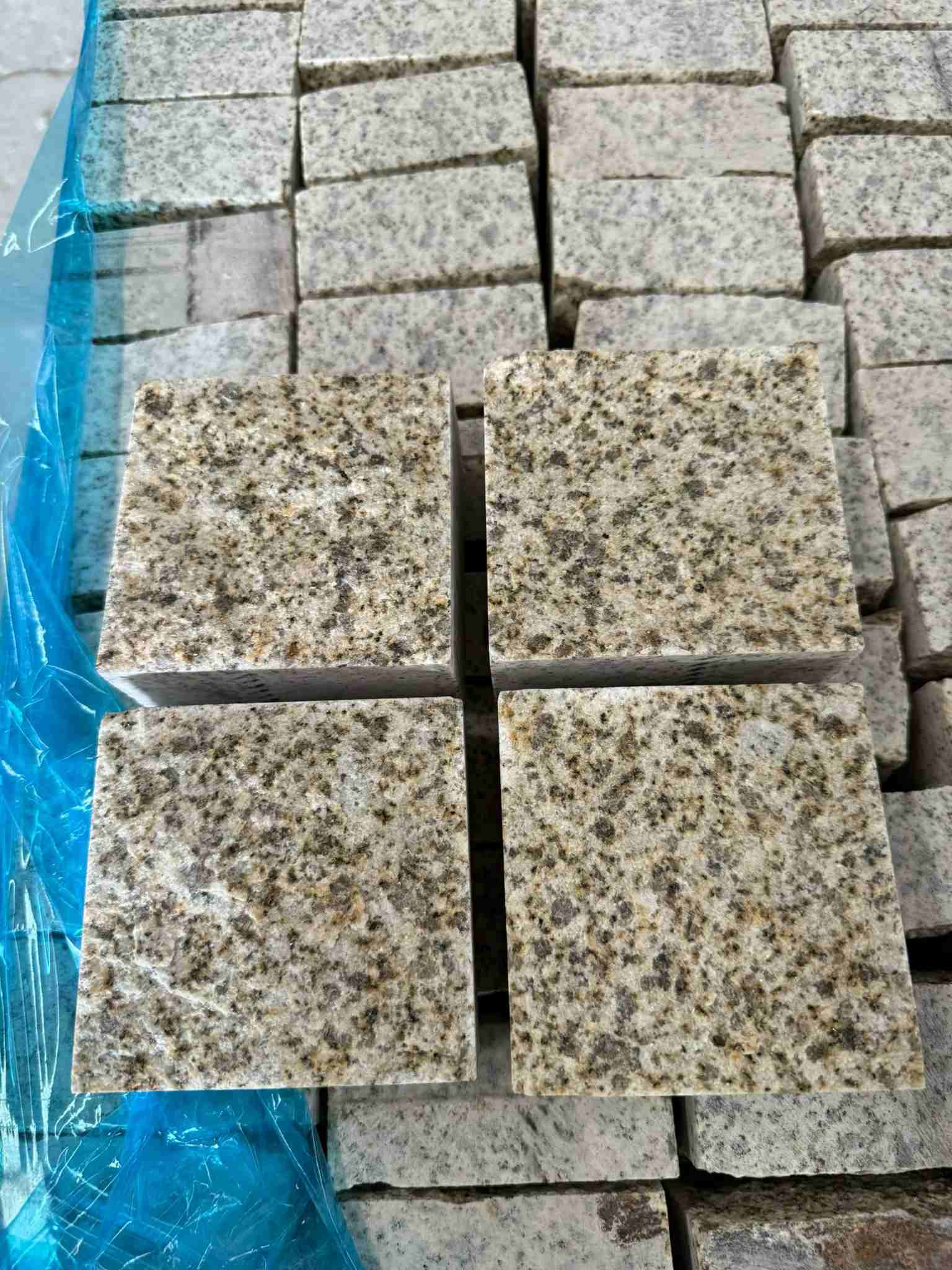 龙岩 黄金麻花岗岩自然面小方块，弹石，马蹄石等