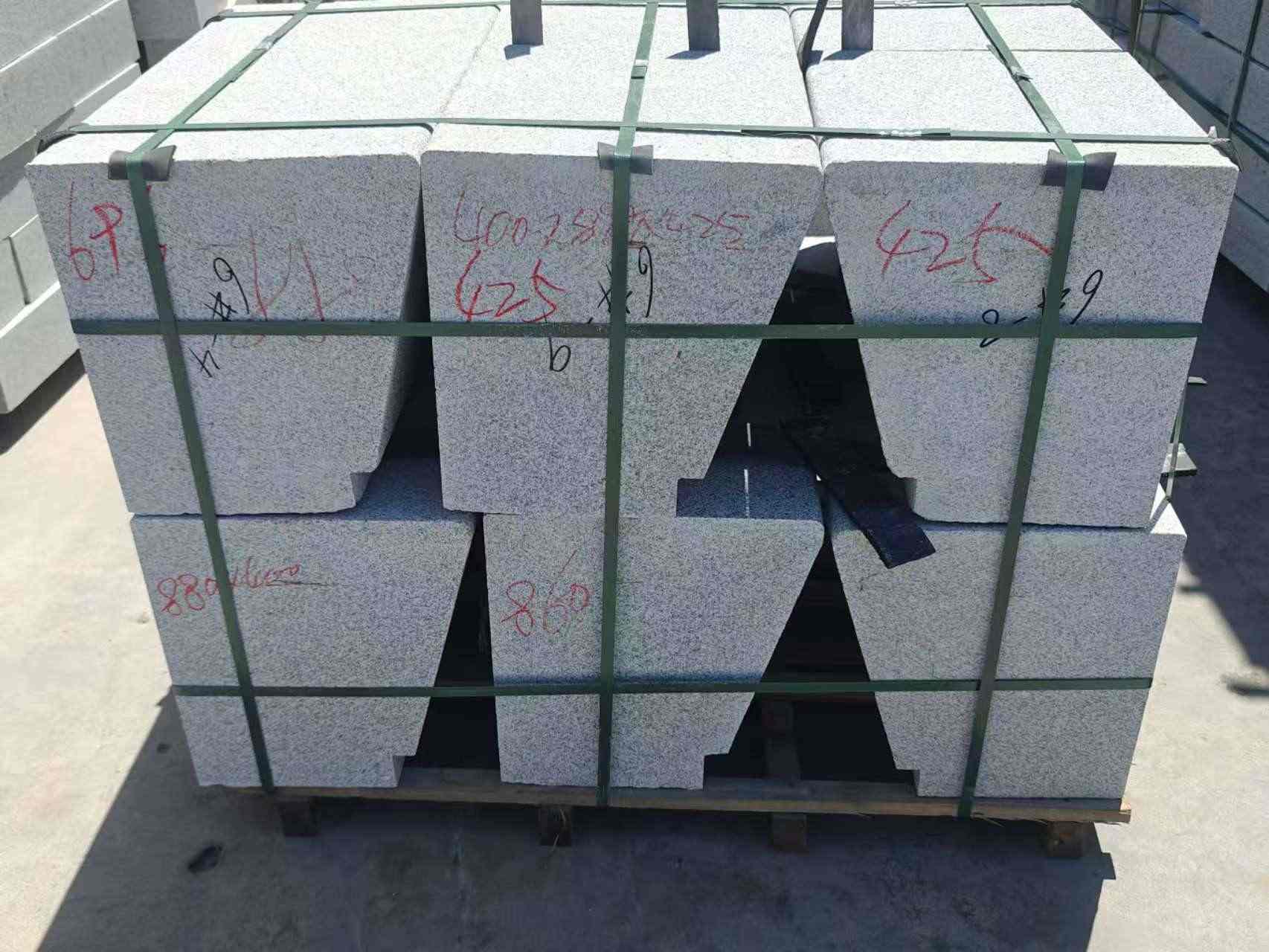 龙岩 芝麻白异形坐凳，石凳