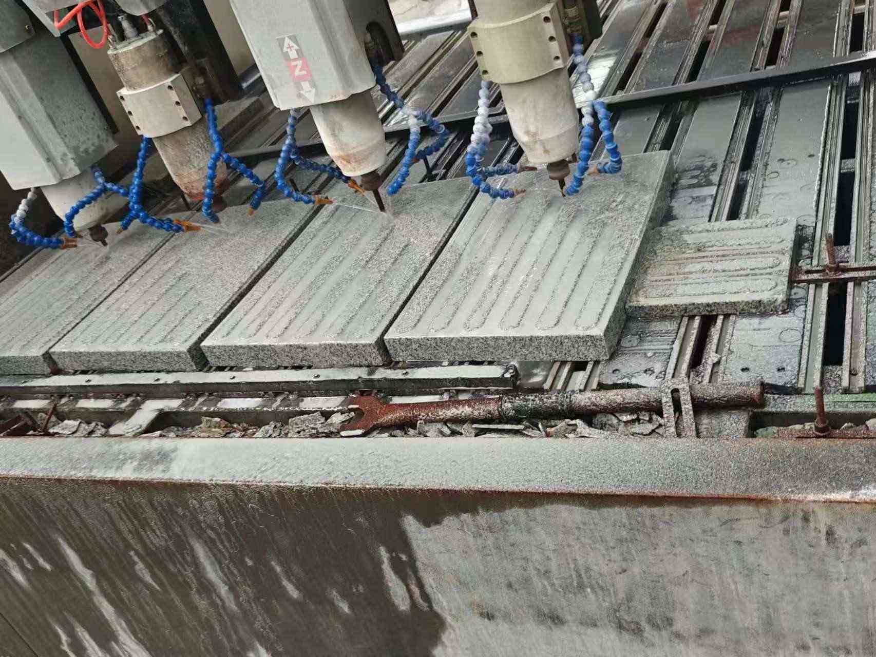 龙岩 芝麻白花岗岩荔枝面盲道雕刻