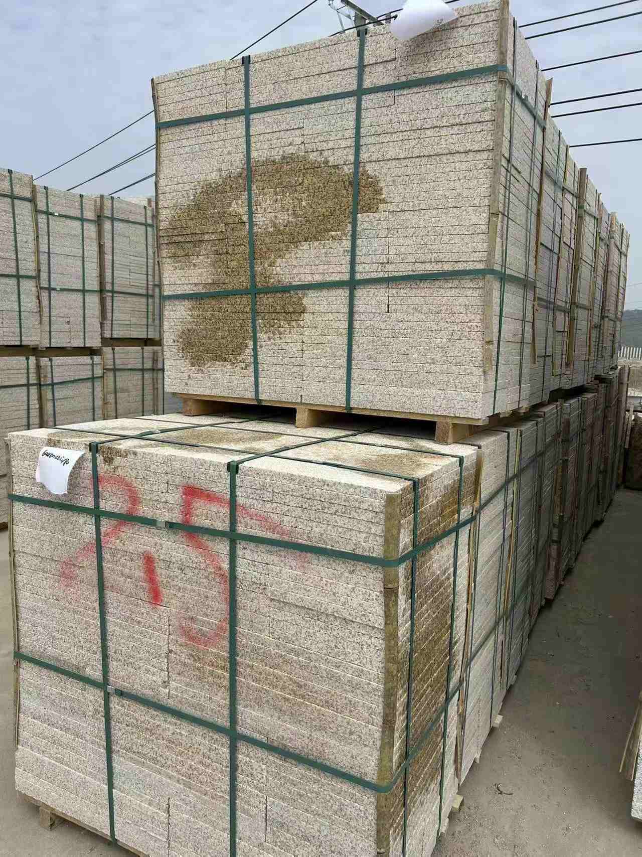 龙岩 黄金麻花岗岩石材荔枝面地铺石2.5*300*600