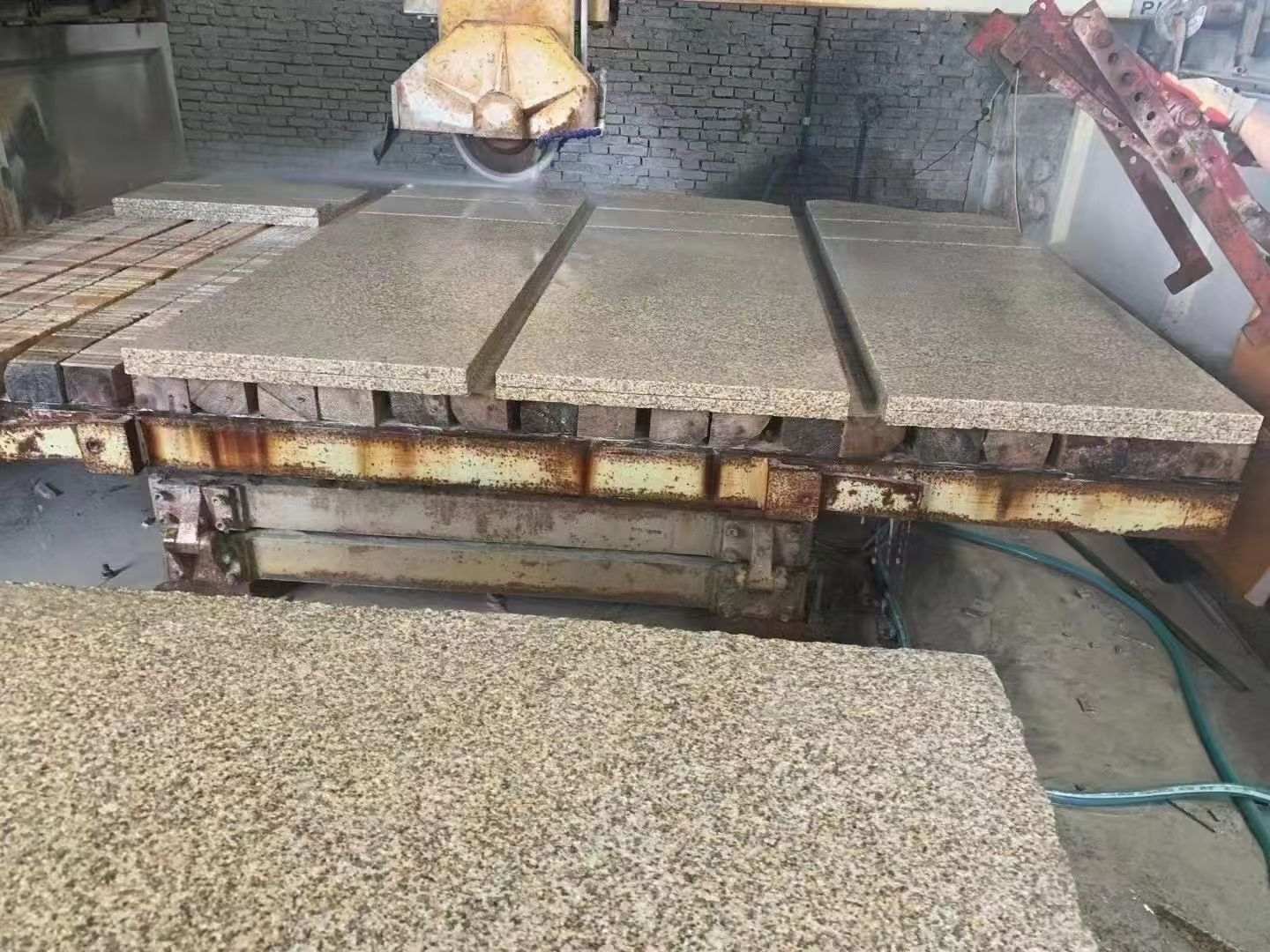 龙岩 黄金麻荔枝面成品板加工