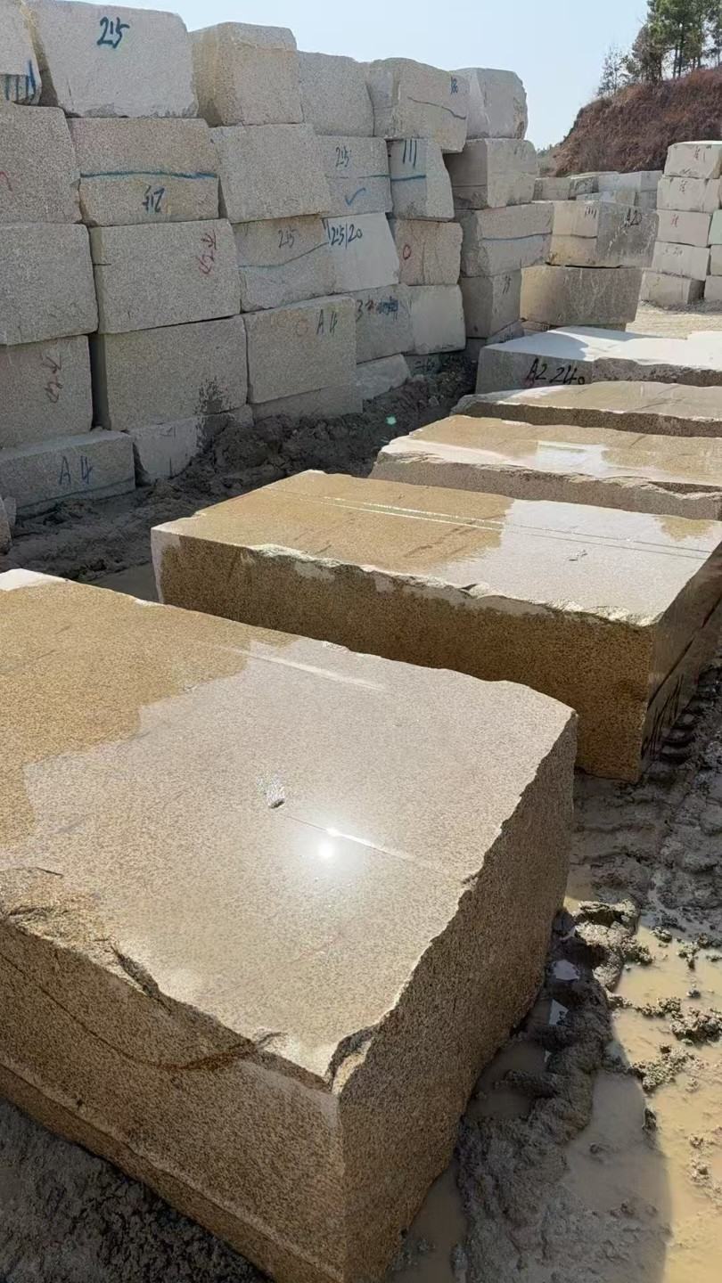 龙岩 黄金麻方料堆场洗料分选中，原材料充足