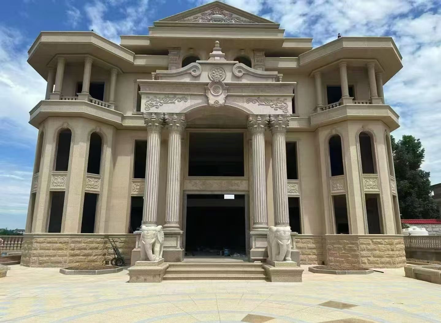 龙岩 黄金麻别墅外墙干挂，大柱，大象，蘑菇石，雕花板