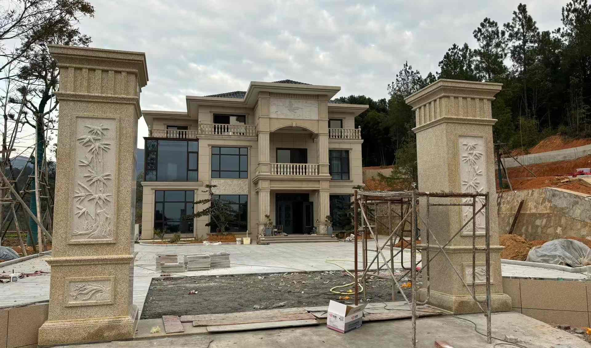 龙岩 黄金麻花岗岩别墅雕花外墙干挂配上门口雕花罗马柱