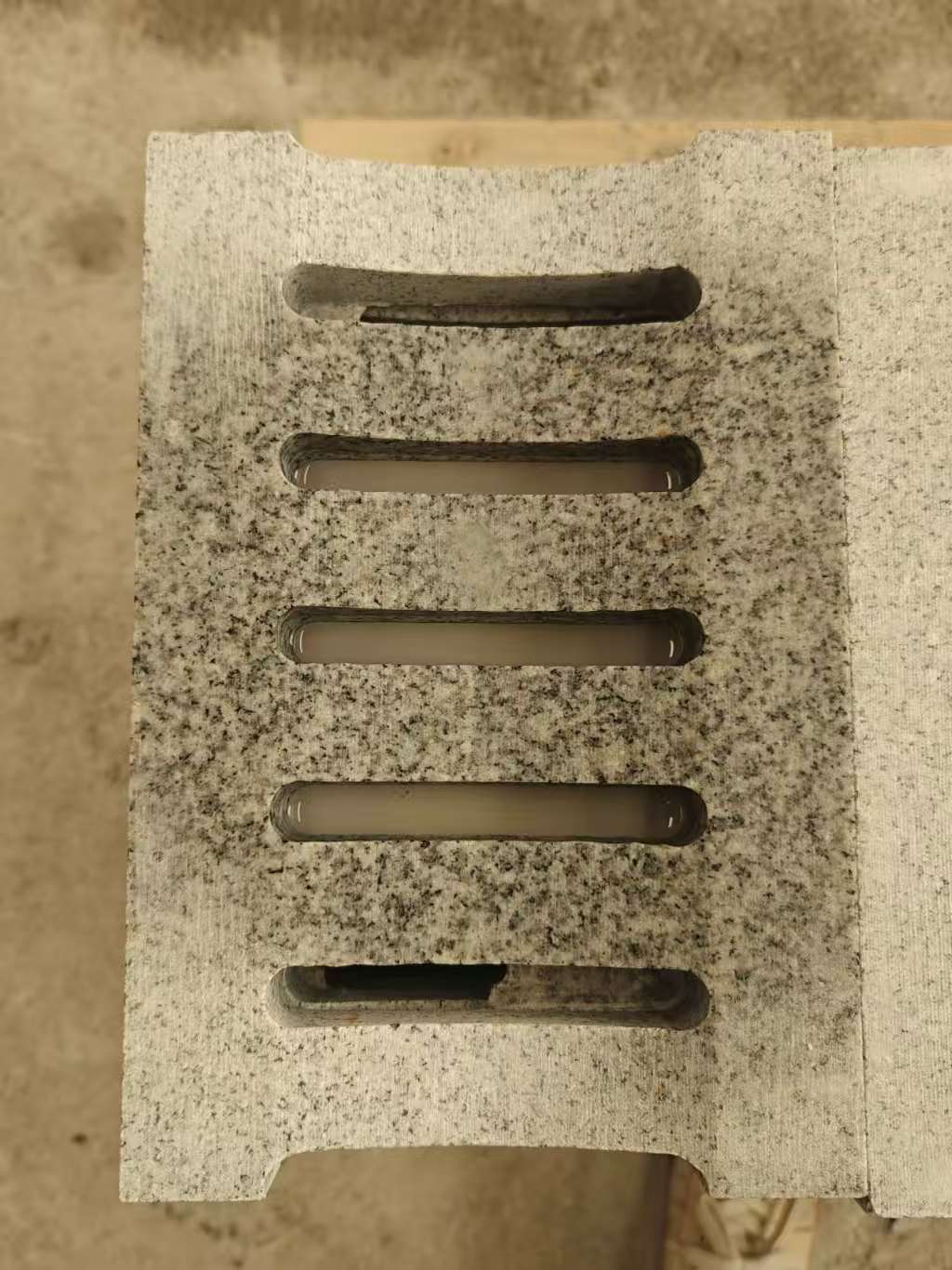 龙岩 芝麻白拉丝面花岗岩U型开槽排水槽