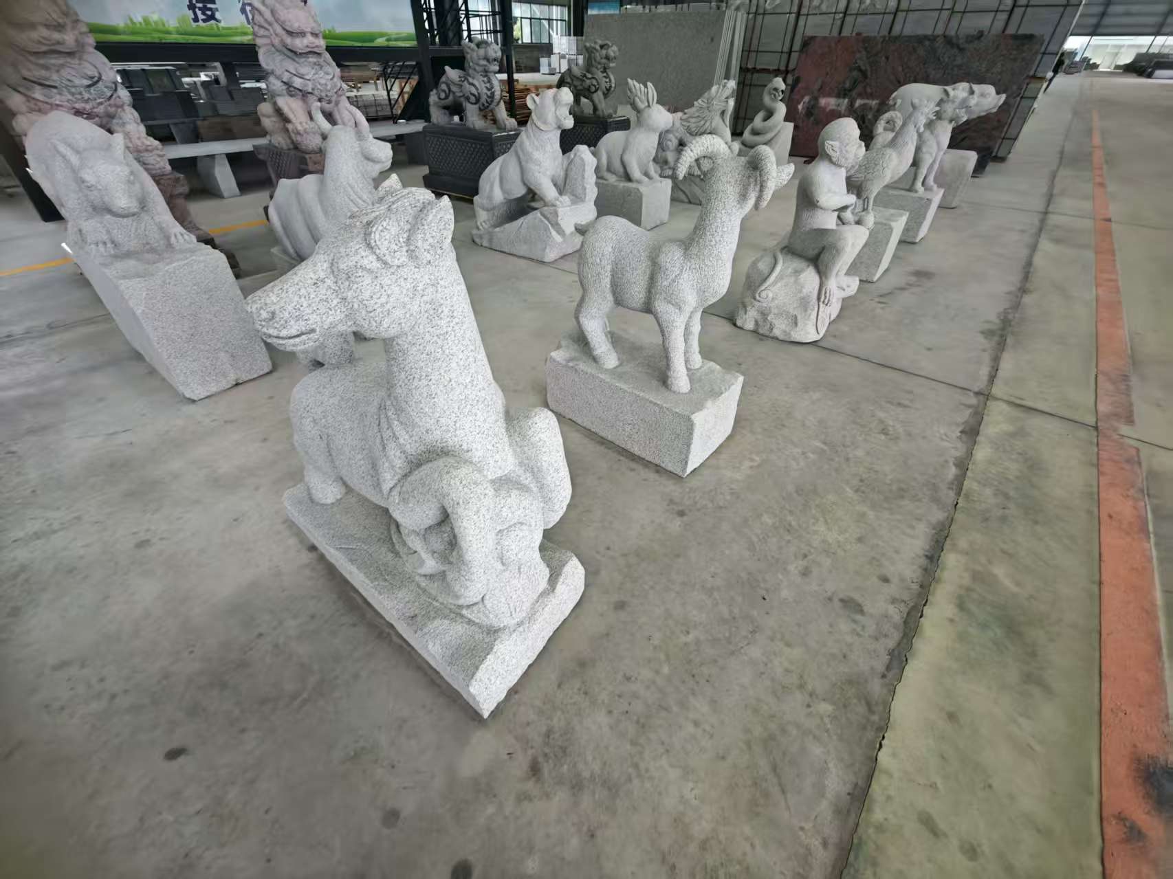 龙岩 芝麻白花岗岩造型立体雕刻——十二生肖