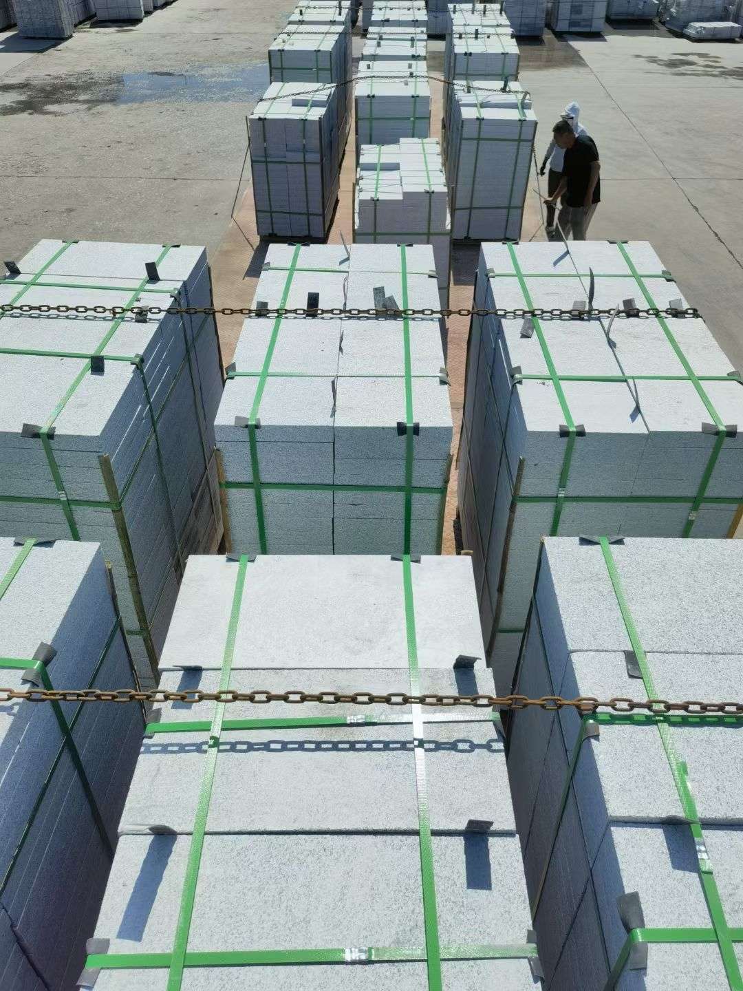 龙岩 芝麻白花岗岩5公分地铺石 花岗岩厂家工厂装车日常